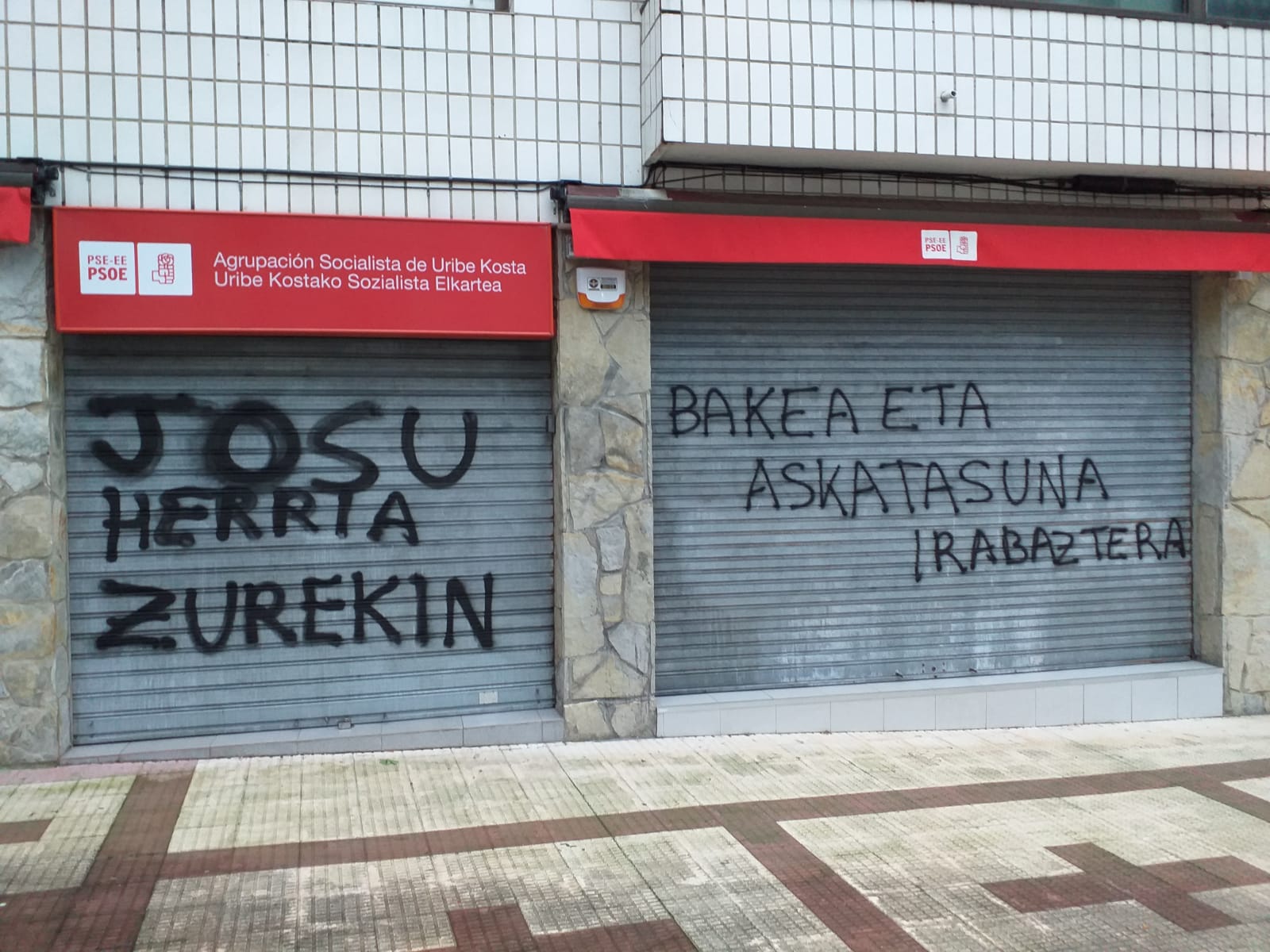 Teresa Laespada, condena las pintadas en la Casa del Pueblo de Sopela